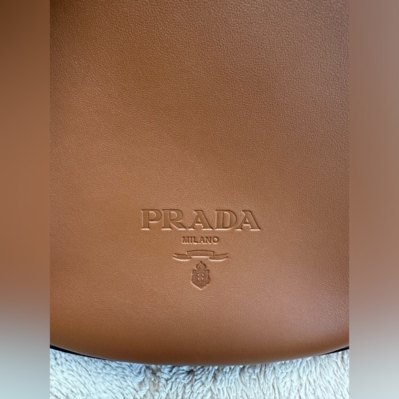 Prada Vitello Lux Shoulder Bag in Cognac. - Picture 4 of 10